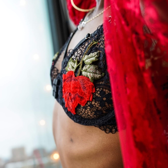 Strappy Embroidery Rose 2pc Set - Picture 3 of 10